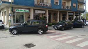 Una farmacia di Benevento con strisce pedonali e parcheggio riservato a disabili